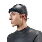 ⁦אוזניות OPENSWIM PRO בצבע אדום מבית SHOKZ⁩ – תמונה ⁦3⁩