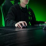 ⁦משטח עכבר גיימינג מזכוכית דגם Razer Atlas Pro בצבע שחור מבית Razer⁩ – תמונה ⁦5⁩