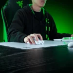 ⁦משטח עכבר גיימינג מזכוכית דגם Razer Atlas Pro בצבע לבן מבית Razer⁩ – תמונה ⁦5⁩