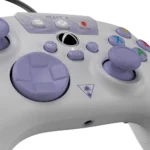 ⁦בקר חוטי TURTLE BEACH REACT-R Controller – לבן-סגול⁩ – תמונה ⁦4⁩