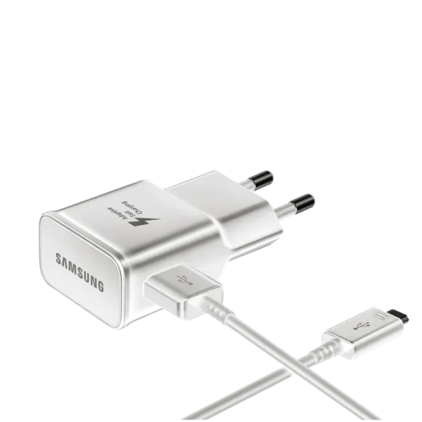 מטען קיר הכולל חיבור USB-A בעל הספק של עד כ-15W וכולל כבל USB-A to Micro USB בצבע לבן