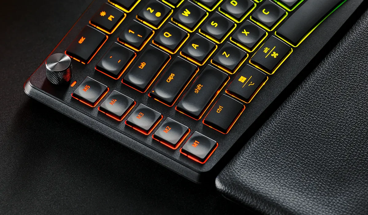 חוגת Razer™ Command Dial ו־5 מקשי מאקרו ייעודיים